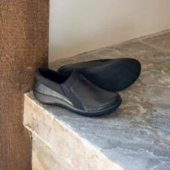 New Release -Shoes Shop DUE 8111